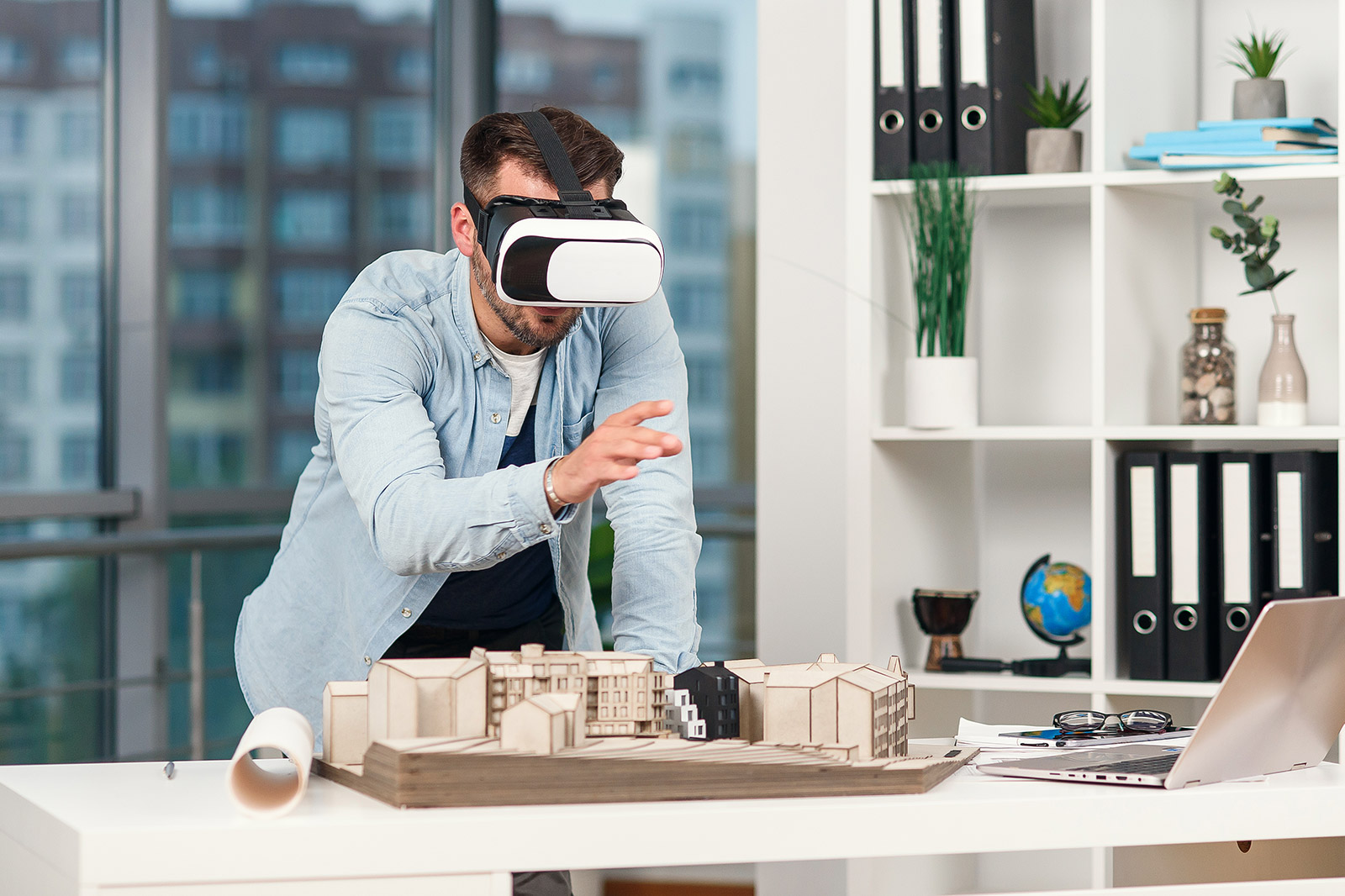 architetto progetta con visore realtà virtuale